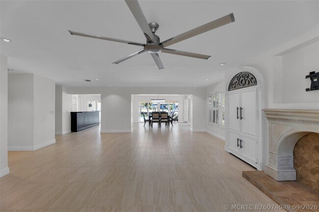 Building Photo - 2401 NE 47th St