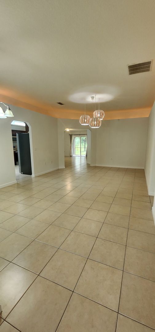 Building Photo - Serene Home on golf Course with Large Screened Patio