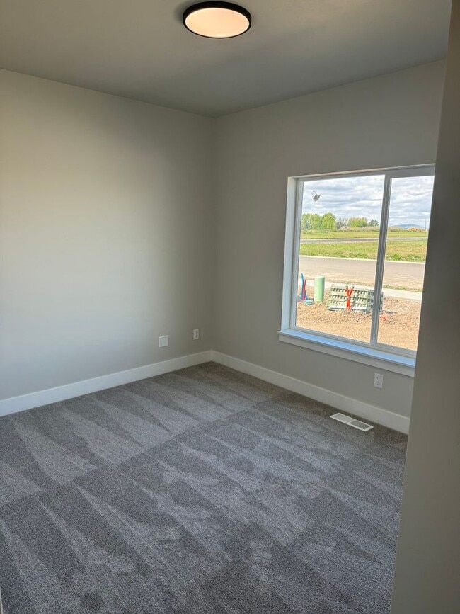 Building Photo - BEAUTIFUL 3 Bed 2 Bath Twin home in Sugar city!