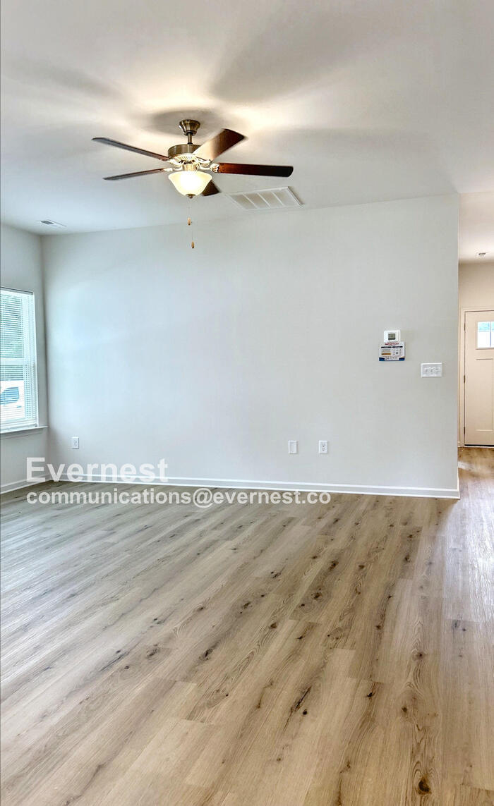 Building Photo - 413 S Davis St