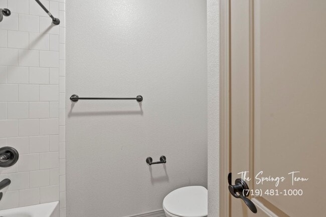 Building Photo - BEAUTIFUL 4BD + OFFICE MAIN-LEVEL LIVING H...