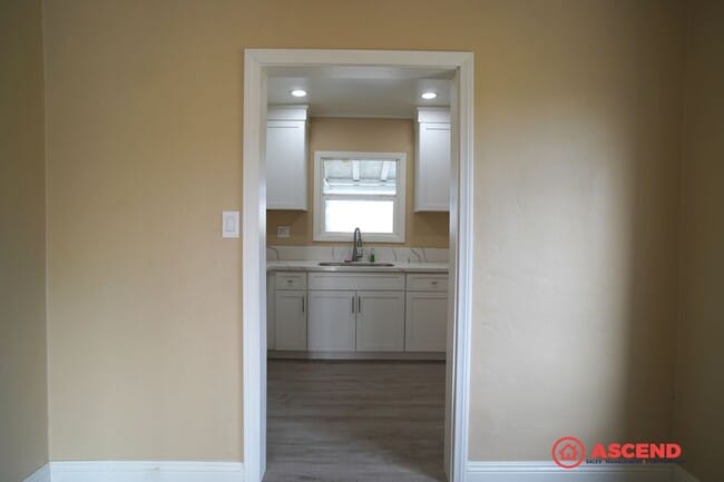 Building Photo - Adorable 4 Bedroom Bungalow!