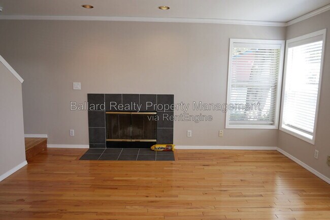 Building Photo - 3216 14th Ave W