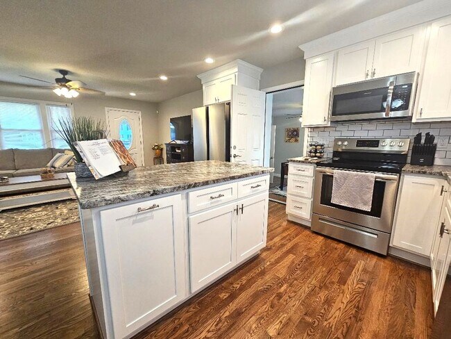 Building Photo - 3 Bedroom home minutes from Prisma Health and Downtown Greenville