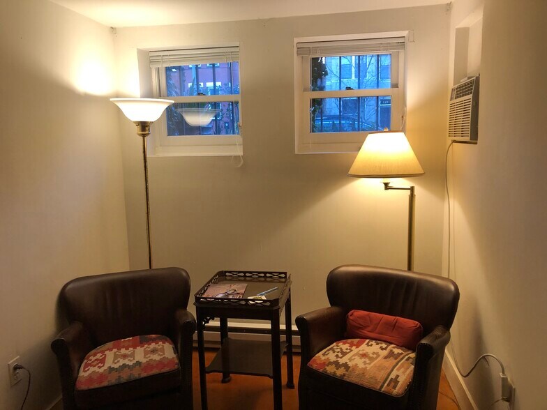 Seating area - 134 13th St SE