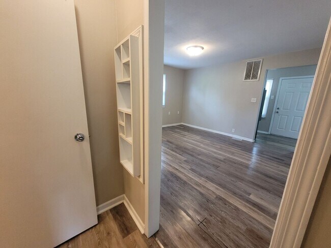 Building Photo - Cozy two bedroom home, pet friendly!