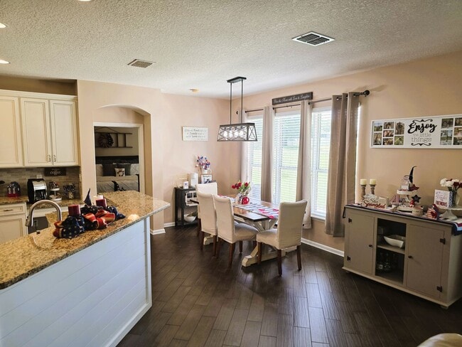 Building Photo - Large Home On Cul-De-Sac!
