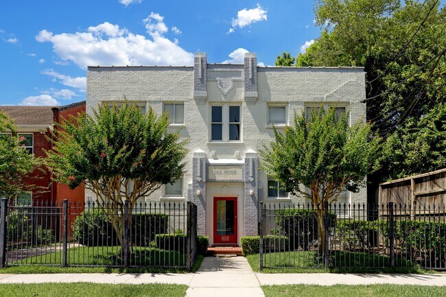 Building Photo - 808 Sul Ross St