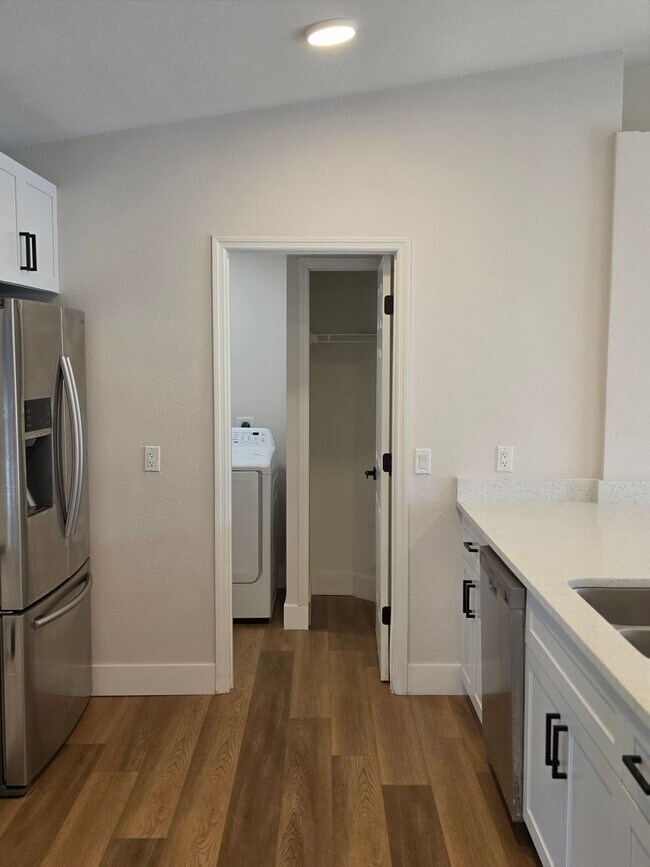 Building Photo - FOR RENT!!! SIMPLY STUNNING (REMODELED) 3 BEDROOM 2 BATH SINGLE FAMILY HOME...