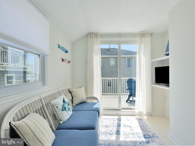 Building Photo - 121 E Sand Dune Ln