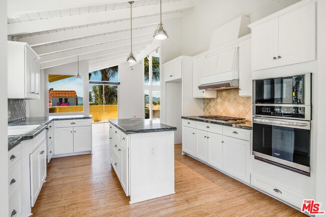 Building Photo - 224 Sunridge St