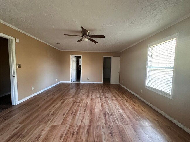 Building Photo - Spacious 3/2 available now!