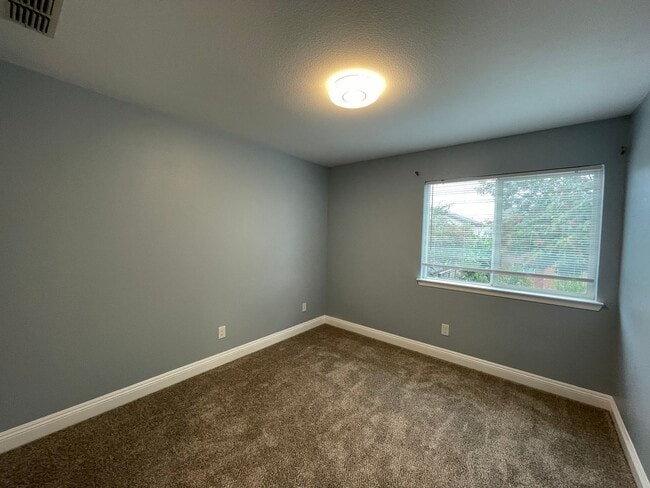 Building Photo - Freshly Updated & Move-In Ready