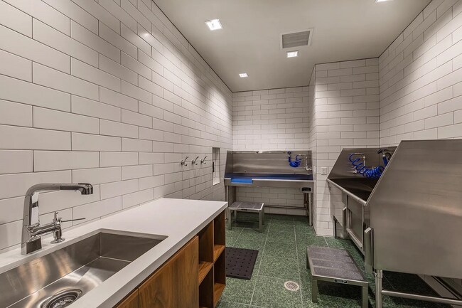 Building Photo - 300 W Washington Ave