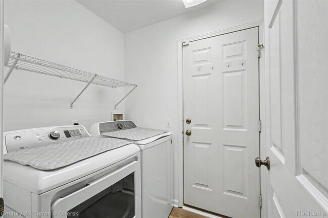Building Photo - 7055 Oakridge Dr