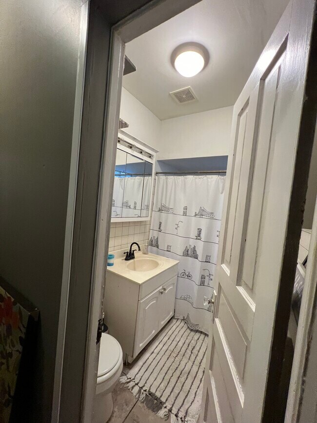 Building Photo - 1516 W Thome Ave