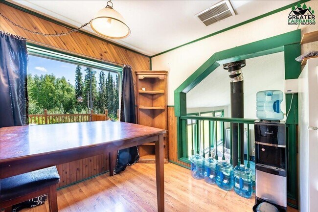 Building Photo - Century 21 Gold Rush - 2 bed, 1 bath (Fair...