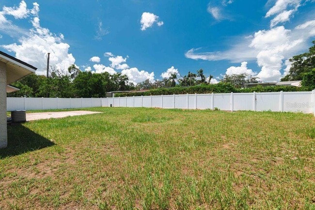 Building Photo - 7504 N Sanibel Cir