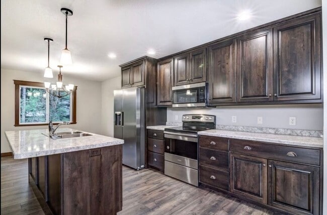 Building Photo - 971 Daisy Ln