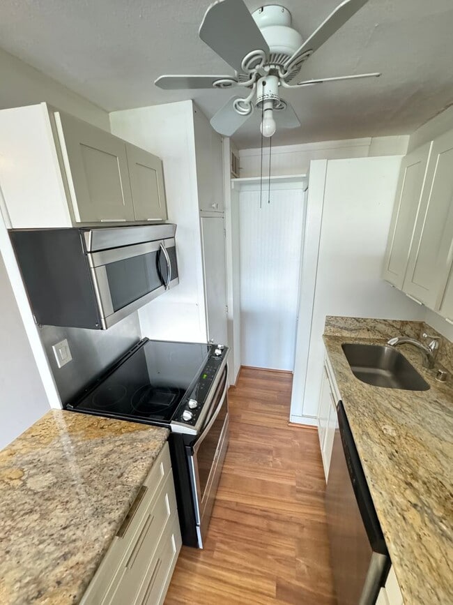 Building Photo - Seaside Towers fully furnished one bedroom...