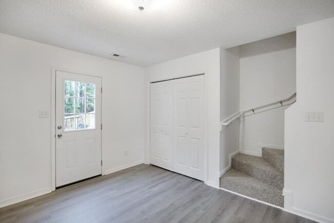 Building Photo - An adorable home! Pets Welcome!
