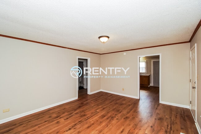 Building Photo - 2104 E Greenbriar Rd