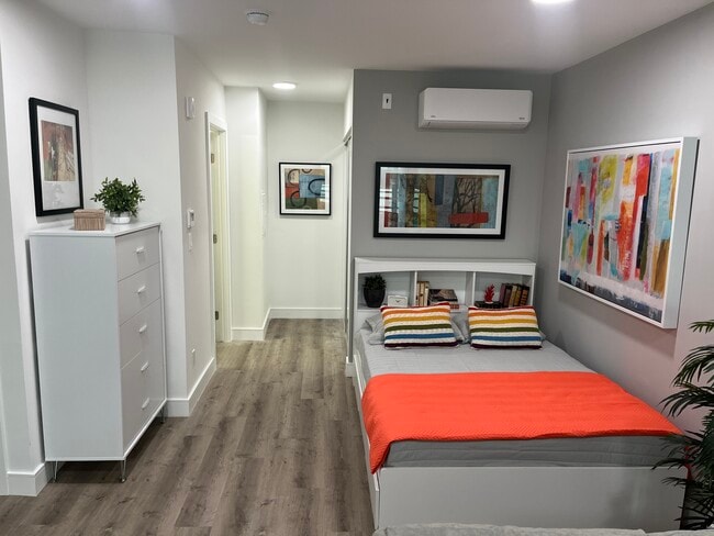 Building Photo - Kingsley Diplomat Apartments
