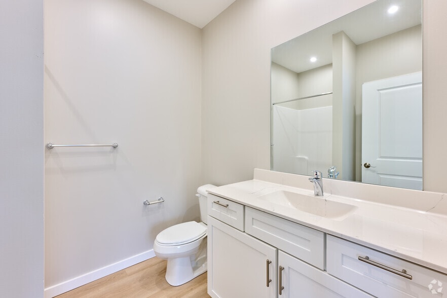 Black Creek Commons – 2BR, 2BA – 1,200SF – Bathroom - Black Creek Commons
