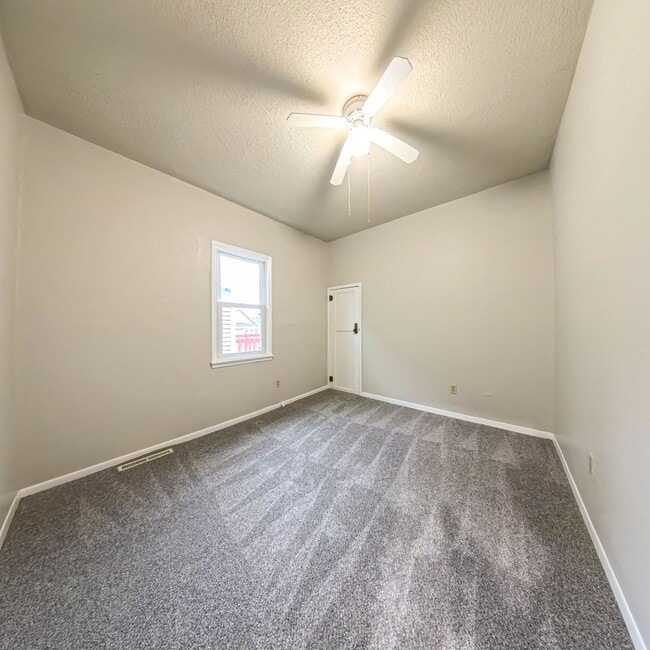 Building Photo - 2 Bedroom 1 Bathroom Fresh Carpet