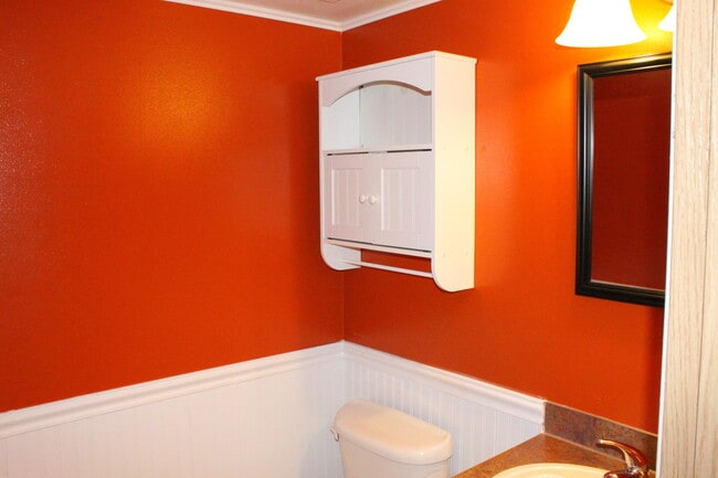 Building Photo - 2 Bed 1.5 Bath - Gas Heat - Garage - Yard Maintenance - Pet Friendly