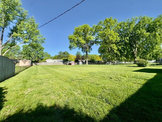 Building Photo - 5247 Silvertown Dr