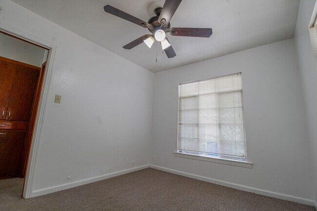 Building Photo - 1327 Vanderbilt St