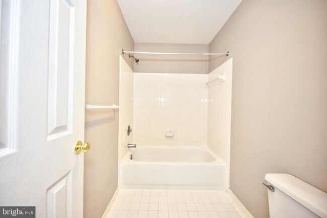 Building Photo - 210 King Johns Ct