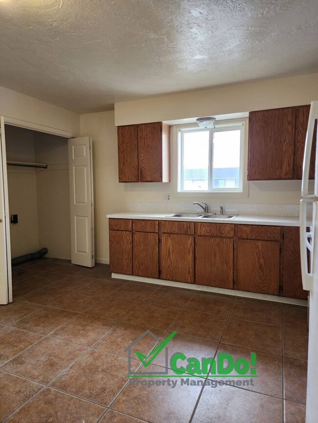 Building Photo - Now Available! Updated 3 bedroom, 1 bathro...