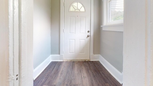 Building Photo - Clark/Fulton - 4 bed/1 bath - Single Family Home