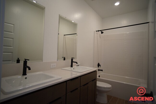 Building Photo - Stunning Home Off of Gosford and McCutchen!