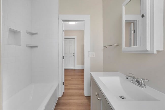 Building Photo - 82 1/2 Maple St