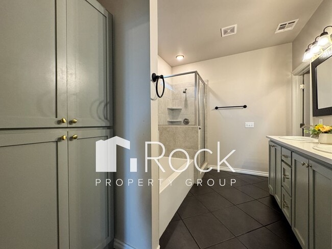 Building Photo - Spacious 3-Bedroom Home with Designer Kitc...