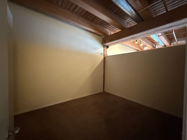 Building Photo - Great 1 Bedroom/1 Bath Great Location Close to Entertainment and Transportation!