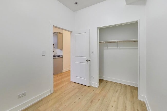 Building Photo - 1908 W 48th St