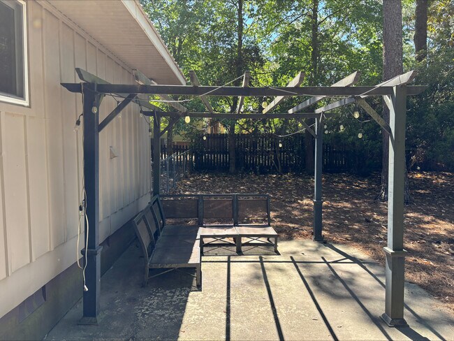 Building Photo - 520 N Hale St