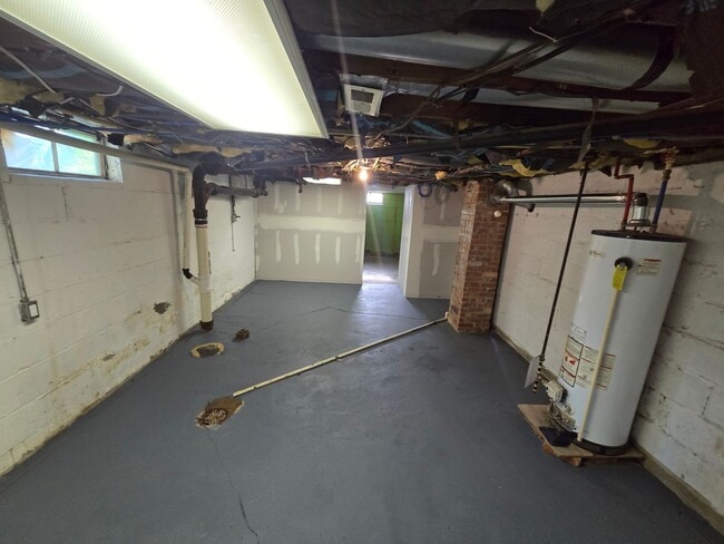 Building Photo - 3 bedroom, large privacy fenced in yard, oversized garage