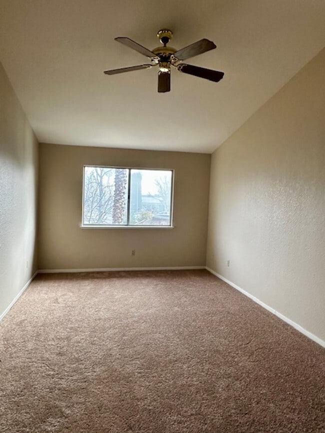 Building Photo - 4 bedroom 3 bathroom in Tracy