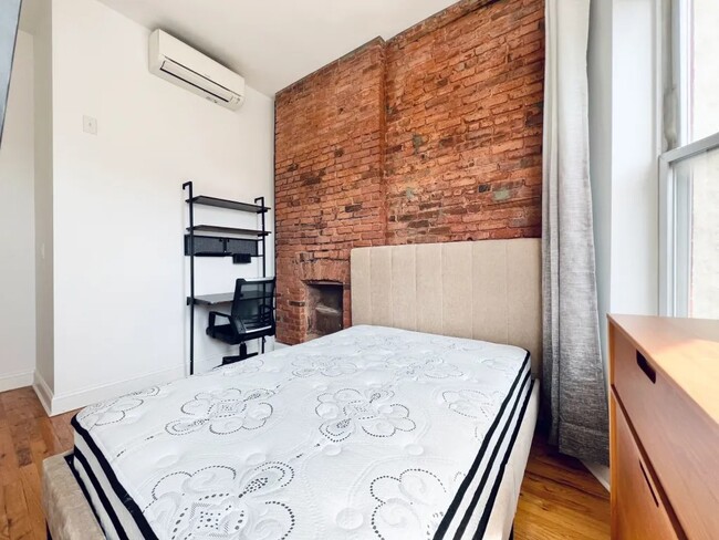 Building Photo - Furnished room/NOT APARTMENT