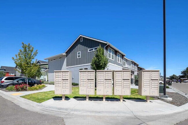 Building Photo - 401 N Tessa Ave