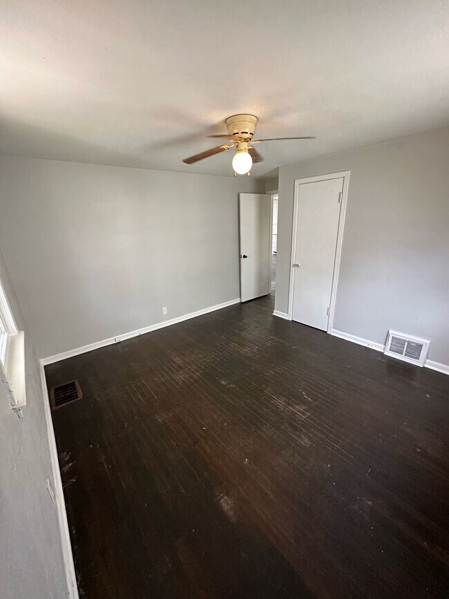 Building Photo - 3-Bedroom, 1-Bathroom Home – $1,225/Month | Accepting Section 8