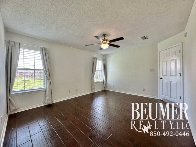 Building Photo - 3 bedroom 2 bath home with Beautiful Backyard