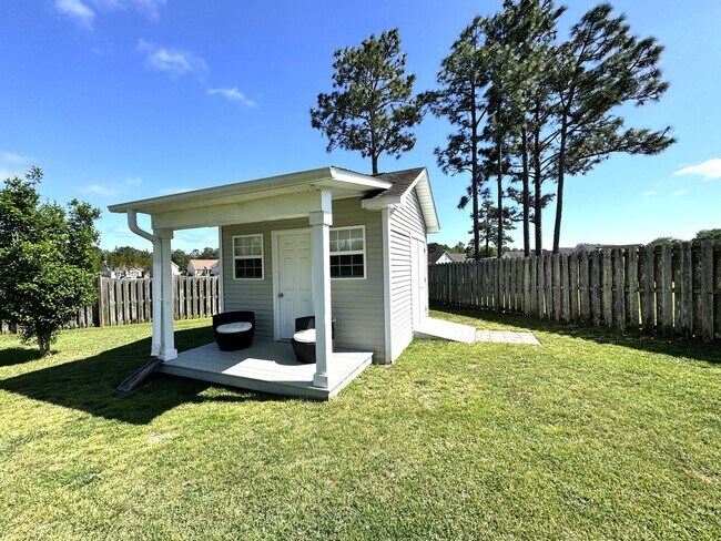 Building Photo - Minutes to the Beach! Conveniently located between Jacksonville & Wilmington