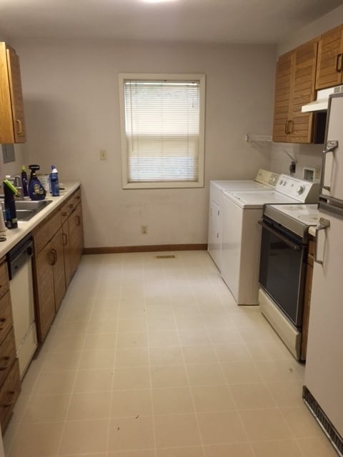 Building Photo - 3 bedroom/2 bath house close to KU with washer/dryer