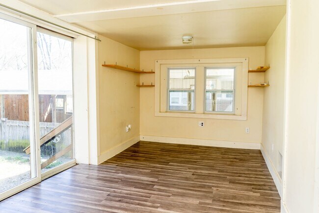 Building Photo - Spacious 2 bedroom 2 bath house